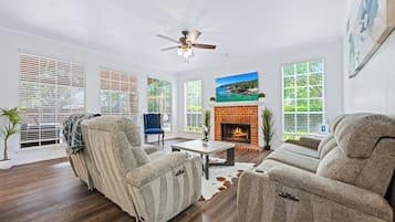 Smart TV, fireplace