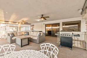 Outdoor dining - 5 BDR Riverfront Home Escape in Bullhead City-Laughlin (Bullhead City)