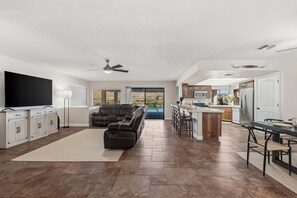 Interior - 5 BDR Riverfront Home Escape in Bullhead City-Laughlin (Bullhead City)