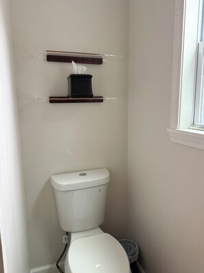 Een douche, een haardroger, handdoeken, zeep
