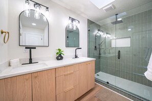 Haartrockner, Handtücher, Seife, Toilettenpapier