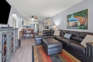 Apartment, Mehrere Betten, Balkon, eingeschränkter Meerblick (Sea Cloisters 101E) | Wohnbereich