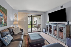 Apartment, Mehrere Betten, Balkon, eingeschränkter Meerblick (Sea Cloisters 101E) | Wohnbereich