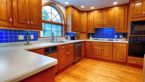 Fridge, microwave, oven, stovetop - Sunrise on the Bay: Luxurious Seneca Lakefront Escape (Geneva)
