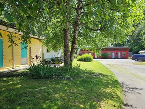 Property grounds - 3 bedroom Shabby Chic Property (Agassiz)