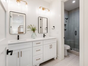 Shower, hair dryer, towels - 🦩Book Me Baby! Daydream Believer in Seagrove Beach 🦩 (Seagrove Beach)