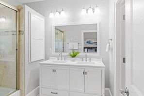 Shower, hair dryer, towels - 🦩Book Me Baby! Coastal Grove in Santa Rosa Beach🦩 (Santa Rosa Beach)