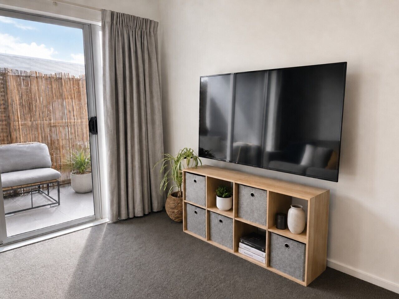 Smart-TV, bøker, stereoanlegg og kontorer