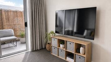 Smart-TV, bøker, stereoanlegg og kontorer
