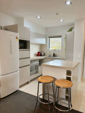 Fridge, microwave, oven, stovetop - Modern Wanaka Apartment with Mount Iron Views (Wānaka)