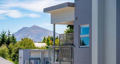 Wanaka Apartment Pool Spa Sauna Walk to Town