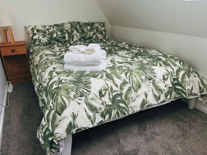 2 bedrooms, desk, iron/ironing board, travel cot - Comfortable in Central Christchurch + Park Views (Christchurch)