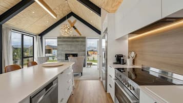 Micro-ondas, fogão, lava-louças, chaleira elétrica