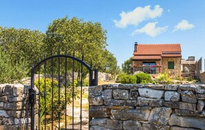 Property grounds - 2 bedroom stunning home in Konjevrate (Konjevrate)