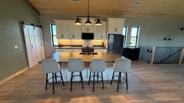 Private kitchen - Brand New 2-bedroom barn with Mountain Views in Temecula Wine Country (Temecula)
