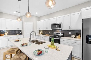 Fridge, microwave, oven, stovetop - Waterfront Fun, Fishing & Hot Tub Retreat for Families and Friends - Blue Heron Cottage - Roelens (Cape Coral)