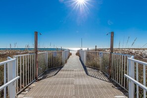 Property grounds - Cozy 1- Studio Style condo, unit 103 in lovely Orange Beach, AL with AC. (Orange Beach)