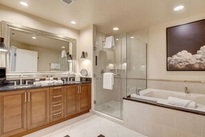 Jetted bath, hair dryer, bidet, towels - MGM Signature Luxury Jr Suite with Balcony Strip and Sphere Views (Las Vegas)
