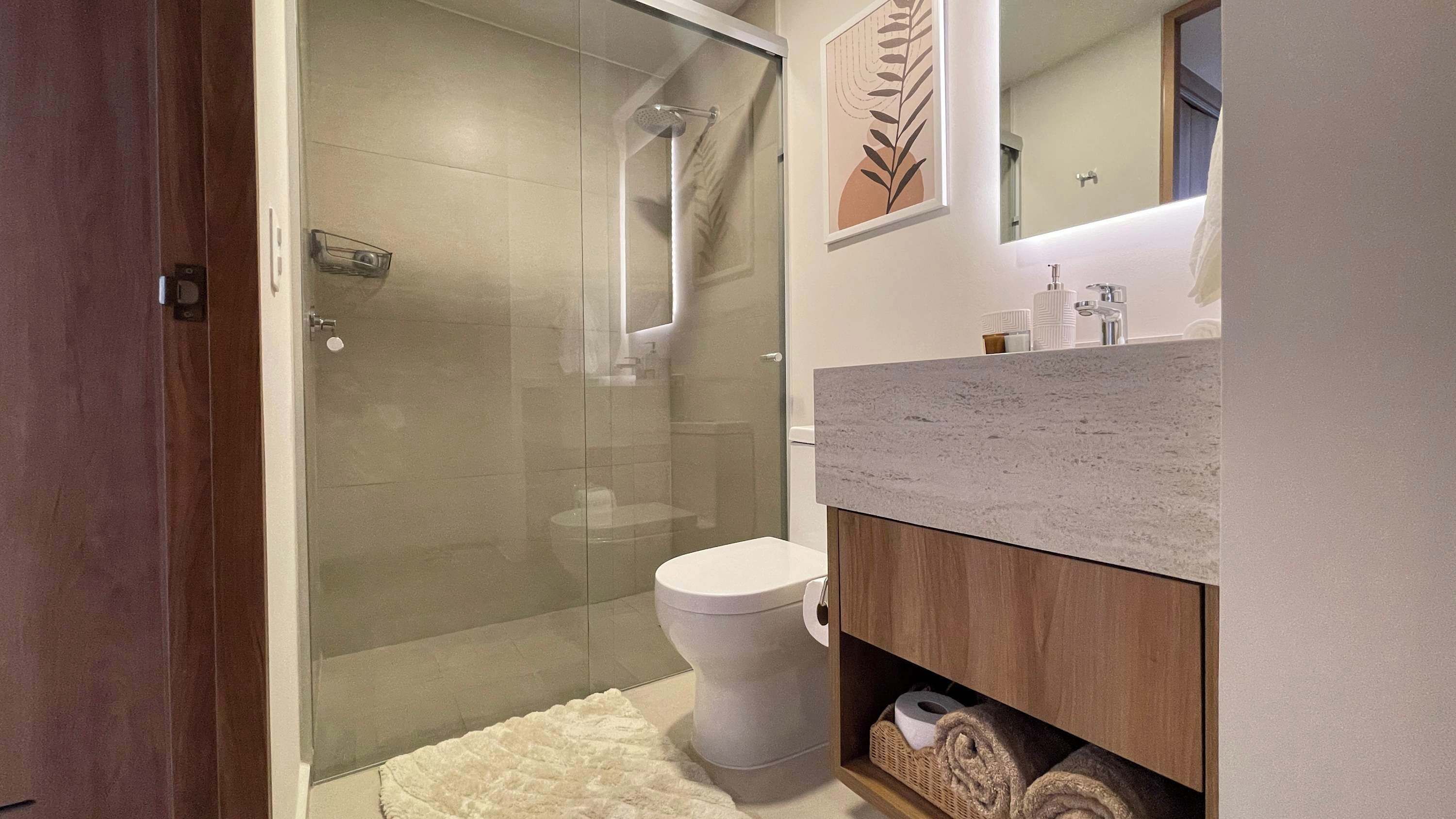 Douche, sèche-cheveux, serviettes fournies, shampoing