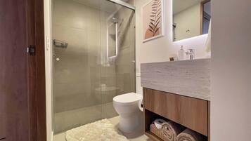 Douche, sĂšche-cheveux, serviettes fournies, shampoing