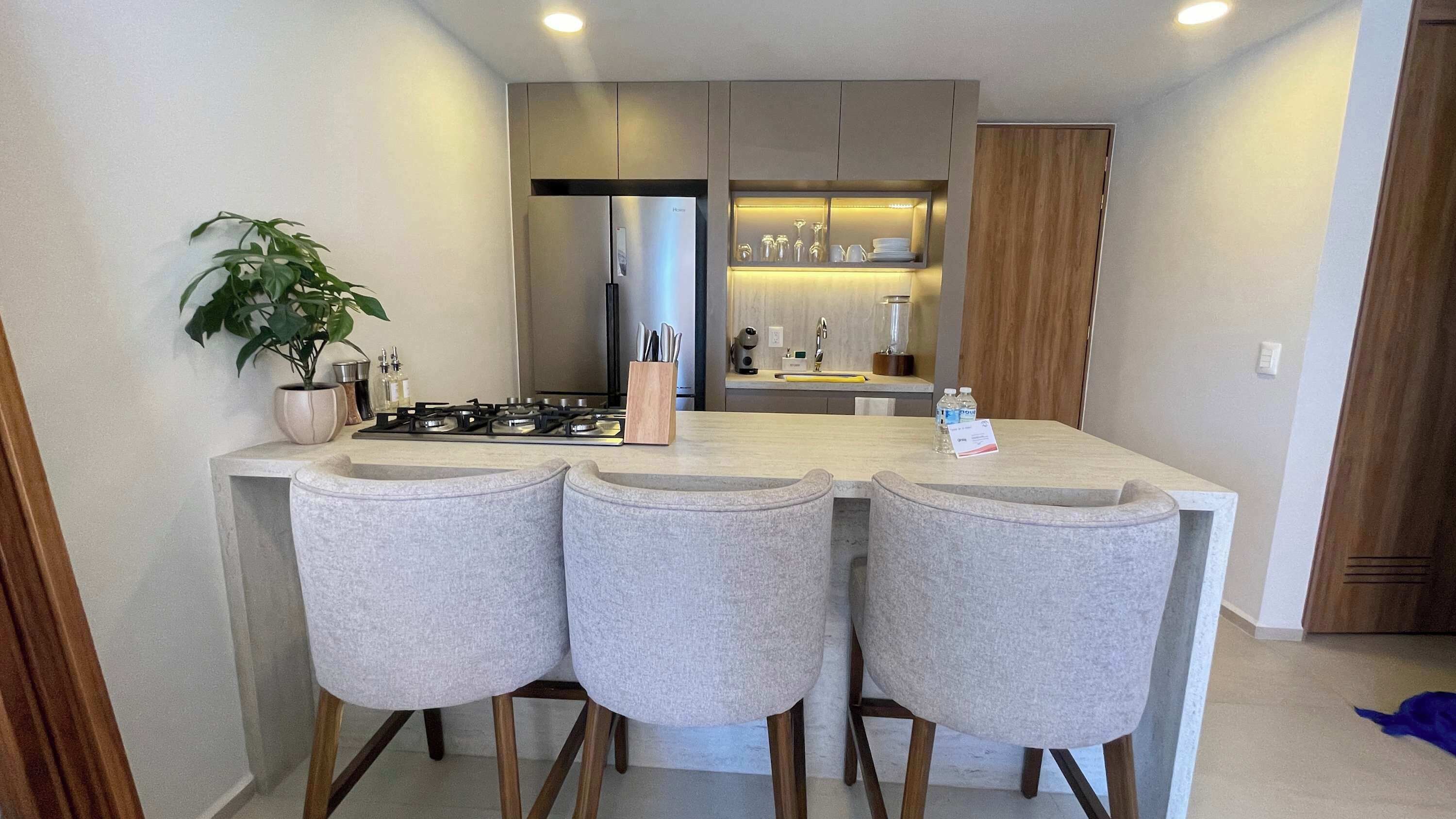 Réfrigérateur, micro-ondes, plaque de cuisson, cafetière/bouilloire