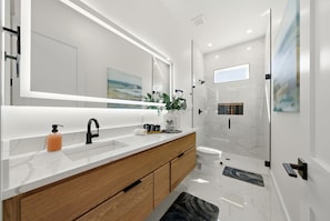 Dusche, Haartrockner, Bidet, Handtücher