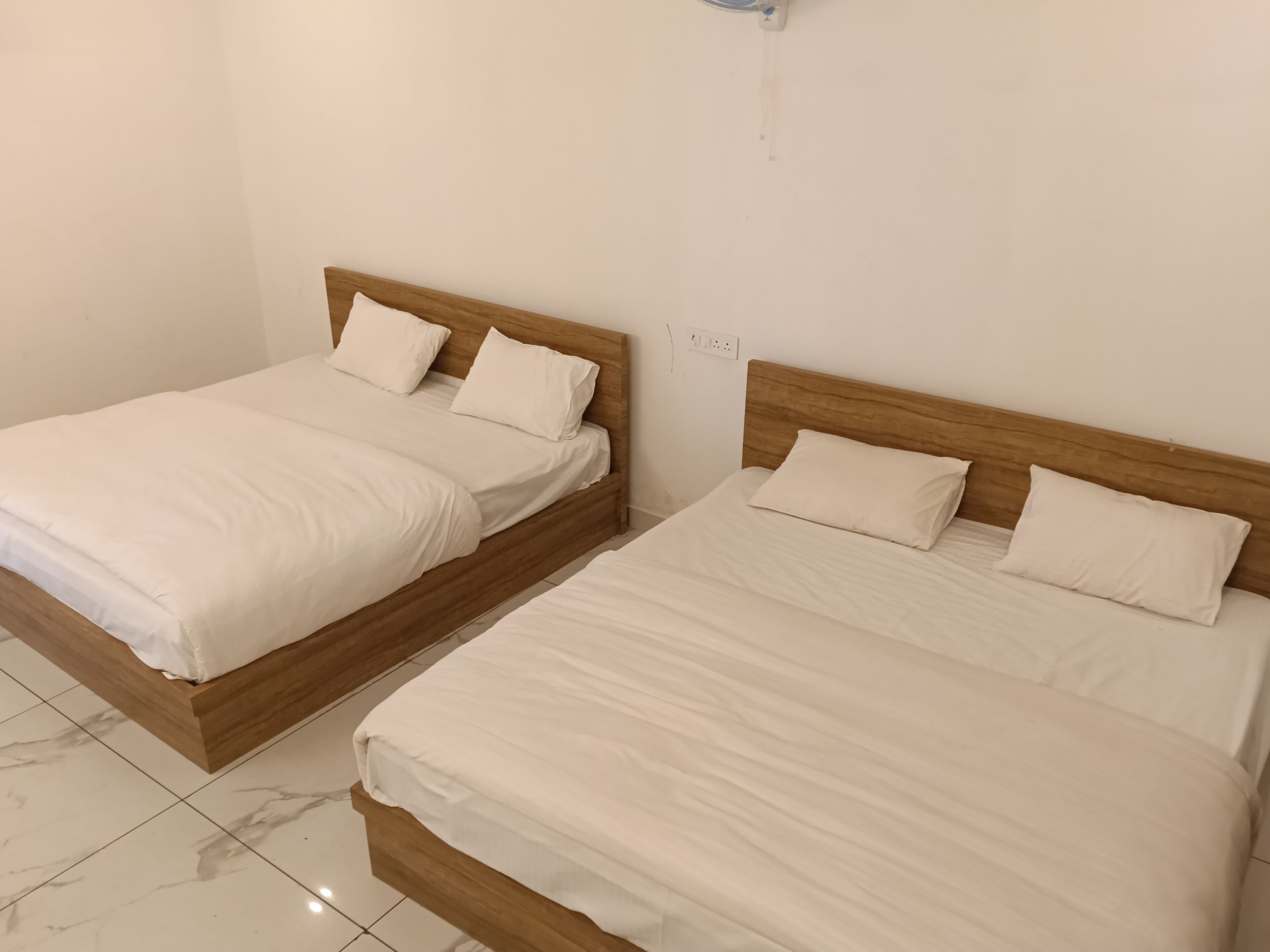 Familierom, hageutsikt | Blendingsgardiner, lydisolert og wi-fi (inkludert)