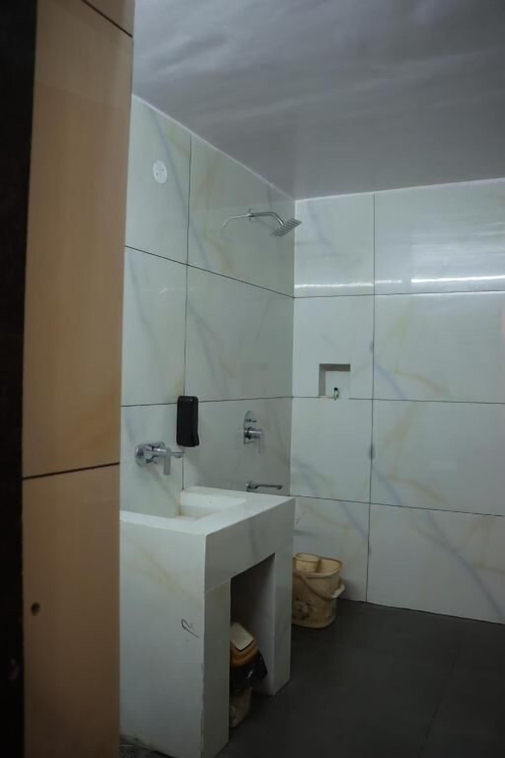 Chambre Double Deluxe, vue jardin | Salle de bain | Douche, articles de toilette gratuits, chaussons, serviettes fournies