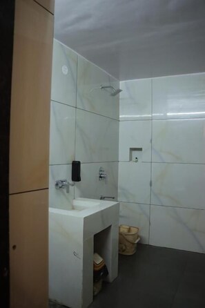 Deluxe Double Room, Garden View | Bilik Mandi | Pancuran mandi, kelengkapan dandanan diri percuma, selipar 