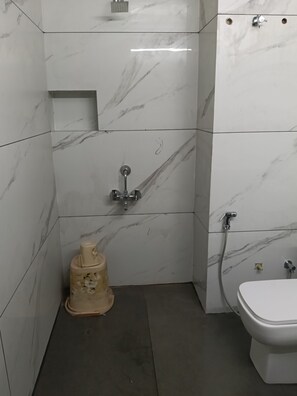 Familierom, hageutsikt | Bad | Dusj, toalettartikler (inkludert), tøfler og håndklær