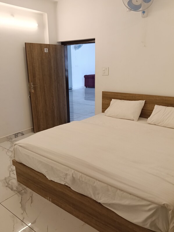 Standard Double Room, Garden View | Meja, ruang kerja komputer riba, langsir/tirai gelap terus, kalis bunyi 