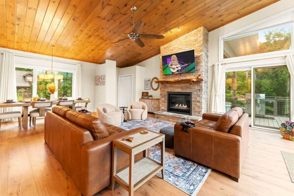 TV, fireplace, video games, ping pong - Mtn Retreat Hot Tub Beautiful Views Sleeps 12 (Gatlinburg)