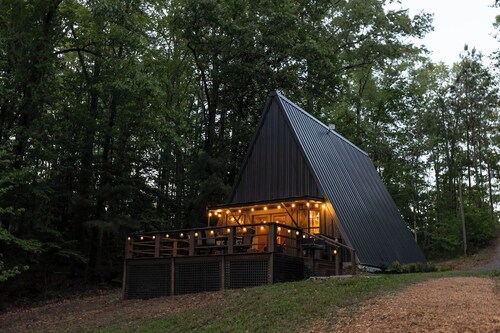 Luxury A-frame Retreat on Private Lake with Firepit! Family Gathering & Relaxing