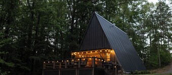 Luxury A-frame Retreat on Private Lake with Firepit! Family Gathering & Relaxing