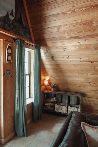 Luxury A-frame Retreat on Private Lake with Firepit! Family Gathering & Relaxing