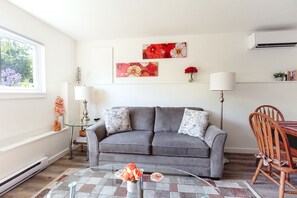 Smart TV, books, stereo, offices