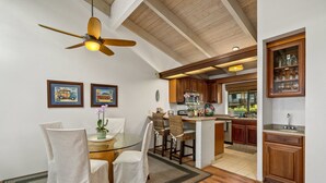 Dining - Makahuena 5202 by Alekona Kauai: 2BR Pure Oceanfront Condo w AC (Koloa)