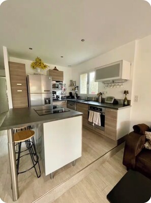 Réfrigérateur, micro-ondes, four, plaque de cuisson