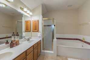 Sèche-cheveux, serviettes fournies, savon, shampoing