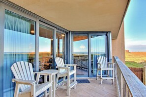 Terrace/patio - Sea Gull #101LK: Beachfront 2 Bedroom 2 Bathroom With Spectacular Views and 24 Hour Management (Port Aransas)