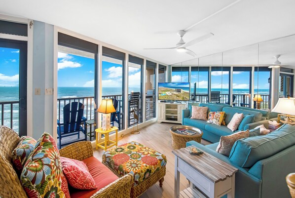 Living area - Sea Gull #1002L: Beachfront 1 Bedroom 1 Bathroom With Spectacular Views and 24 Hour Management (Port Aransas)