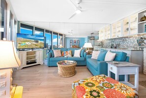 Living area - Sea Gull #1002L: Beachfront 1 Bedroom 1 Bathroom With Spectacular Views and 24 Hour Management (Port Aransas)