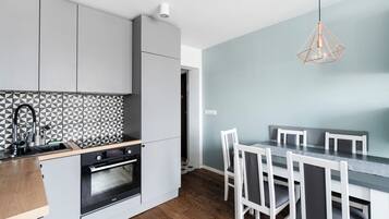 雪櫃、微波爐、焗爐、爐具