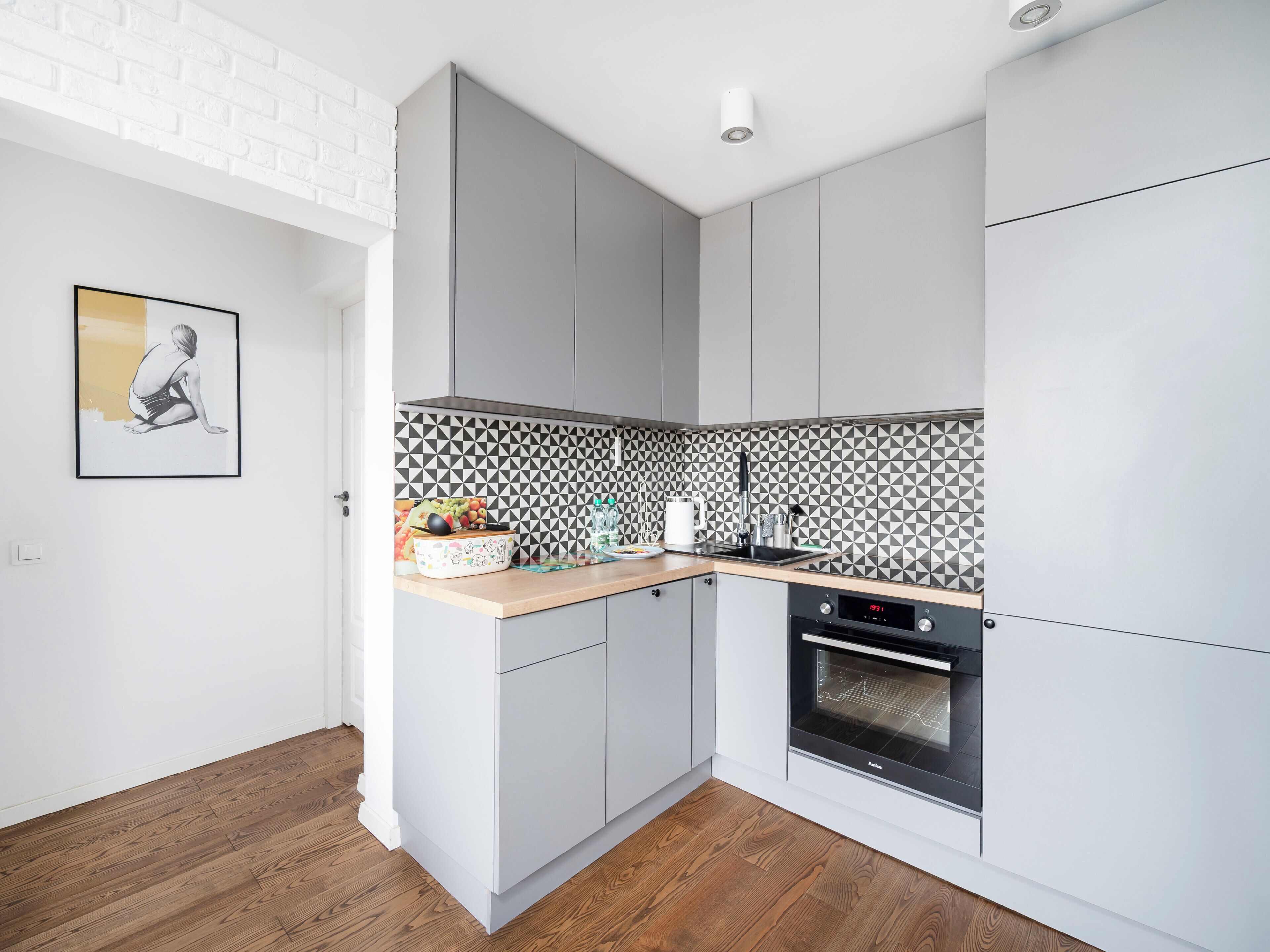 Réfrigérateur, four à micro-ondes, un four, surface de cuisson
