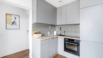Réfrigérateur, four à micro-ondes, un four, surface de cuisson