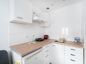 Fridge, stovetop, toaster - Łódź Downtown Comfort Studio #23 (Łódź)