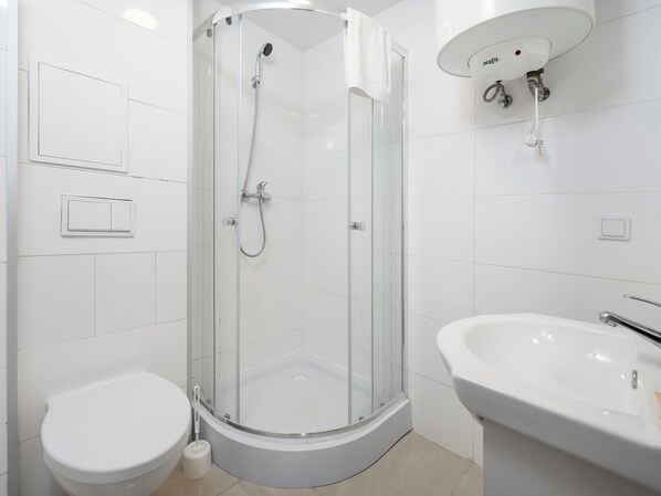 Shower, hair dryer, towels - Łódź Downtown Comfort Studio #23 (Łódź)