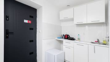 Kühlschrank, Herdplatte, Toaster