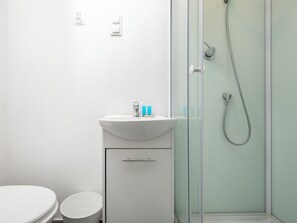 Ducha, secador de pelo y toallas