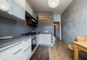 Fridge, oven, stovetop - Głogowska Comfort Apartment (Poznań)